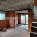 zagreb-gornji-bukovac-zgrada-dva-stana-parking-stepenice__se2kT3fg-4000x1800.jpg