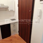 prodaja-stan-zagreb-tre-njevka-tratinska-20m2---kuhinja-i-ulazna-vrata--1-__SOLZaTq7-1536x2048-portrait.jpg