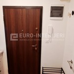 prodaja-stan-zagreb-tre-njevka-tratinska-20m2---kuhinja-i-ulazna-vrata--3-__uWrDOsEl-2000x900.jpg
